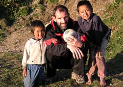 Malé nepálske deti v horách s obľubou hrajú futbal.